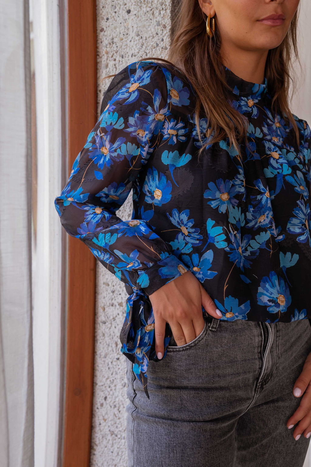 Blouse Héloisa - noire à fleurs bleues