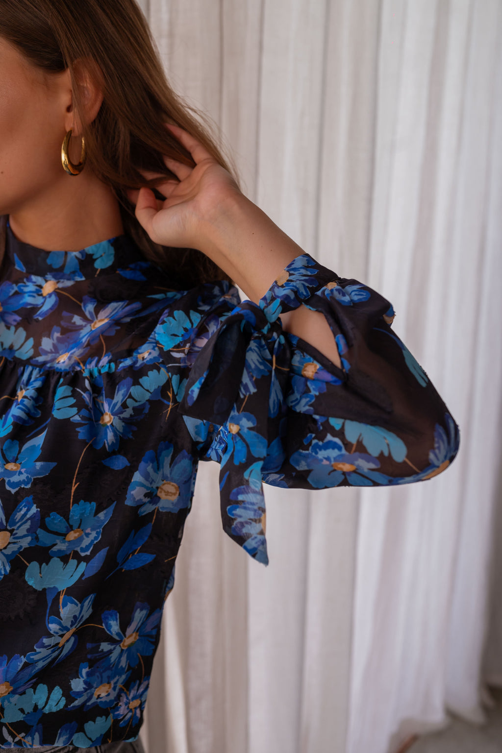 Blouse Héloisa - noire à fleurs bleues