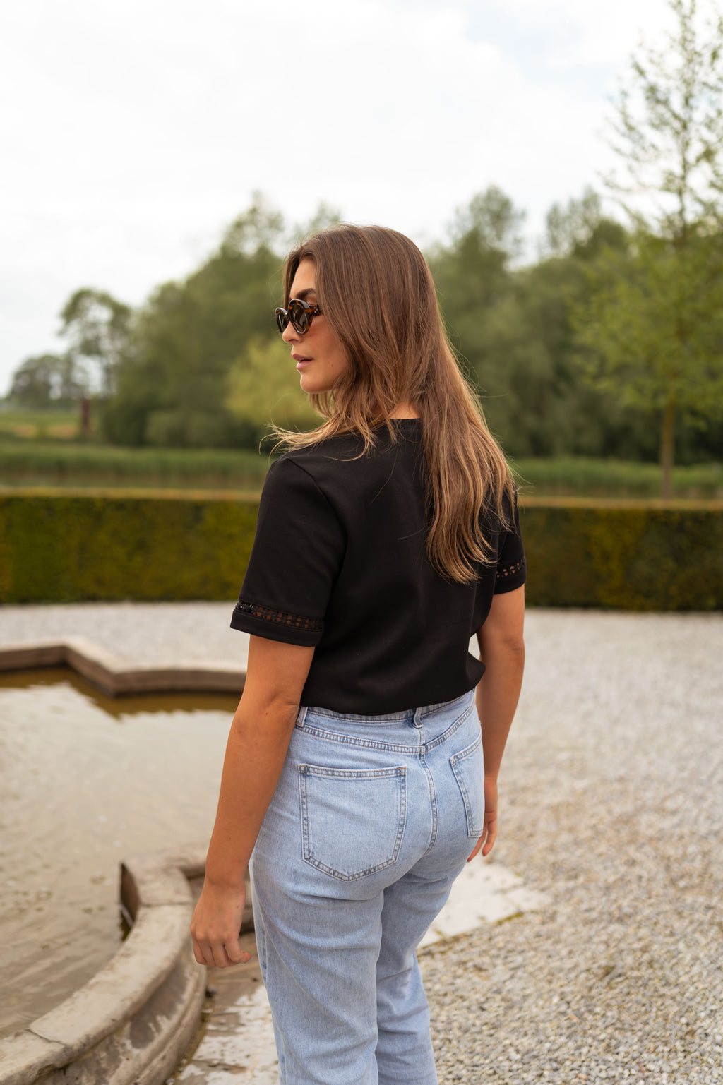 Romina t-shirt - black with embroidery